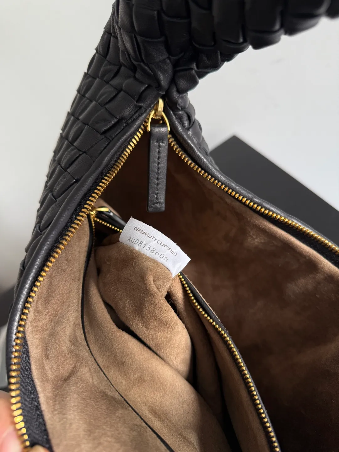 Batch 2120 BV Bottega Veneta's new early spring women's shoulder bag. The soft and delicate Hobo bag has been shipped! Many friends are waiting for this bag. It has a round shape and a large capacity. It can hold a 50-fold umbrella inside. Babies with a lot of daily items do not need to worry about the capacity of this bag. It is a practical bag for traveling and commuting. Although it is fluffy, it is soft and comfortable when carried on one shoulder. It has a modern and retro feel. Model No.: 856737 Size: 44*28*5cm